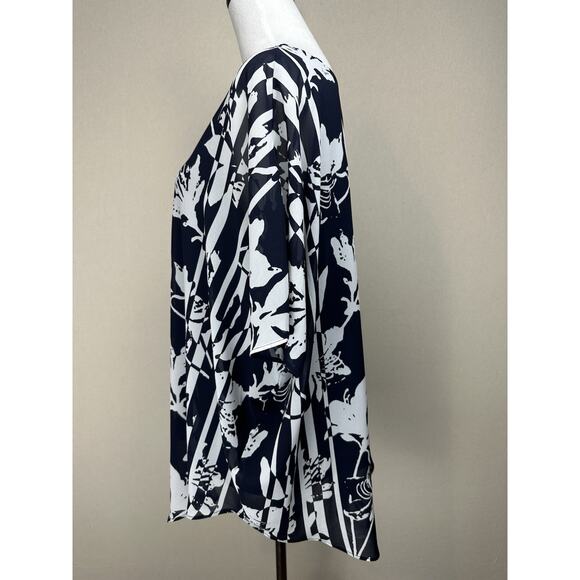 Roz & Ali Women’s Sz 1X Top Blouse Navy White Florals Asymmetrical Hem Tropical - Picture 8 of 13